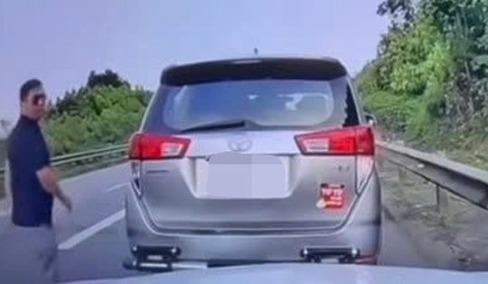 Không được nhường đường, nam tài xế chặn đầu xe ô tô giữa cao tốc
