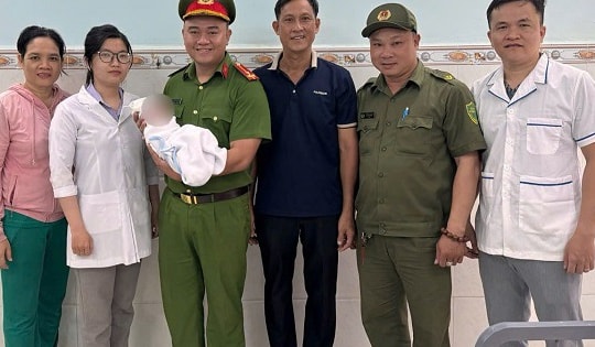 Xót xa bé trai sơ sinh bị bỏ lại ven đường trong túi nilon màu đỏ