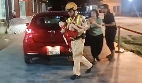 CSGT dùng xe đặc chủng đưa bé 3 tuổi đi cấp cứu
