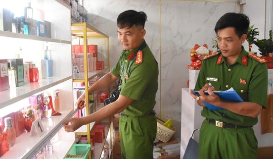 Công an Đồng Tháp triệt phá cơ sở ANA KIM sản xuất kem trộn, mỹ phẩm