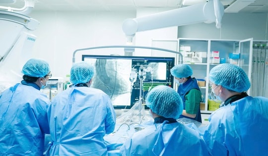 Thay van tim không cần mổ hở cho bệnh nhân có nhiều bệnh nền