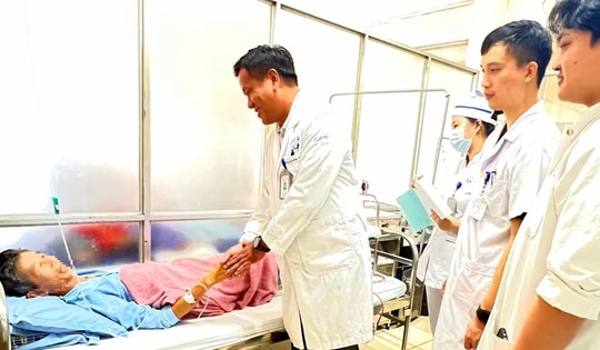 Người đàn ông suýt mất chân vì máy cắt rạ, làm gì để giữ cơ hội phục hồi chi thể?