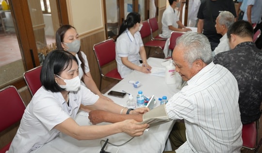Mang dịch vụ y tế chất lượng miễn phí đến với người có công, gia đình chính sách tại Yên Bài