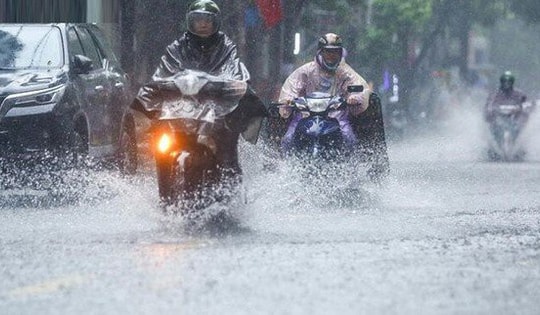 Cảnh báo tiếp diễn mưa dông mạnh kèm lốc sét ở miền Bắc