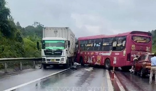 Va chạm liên hoàn gây ùn tắc cục bộ trên cao tốc Nội Bài - Lào Cai