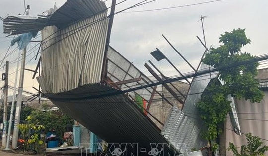 Dông lốc làm sập và tốc mái 47 căn nhà ở Đồng Tháp