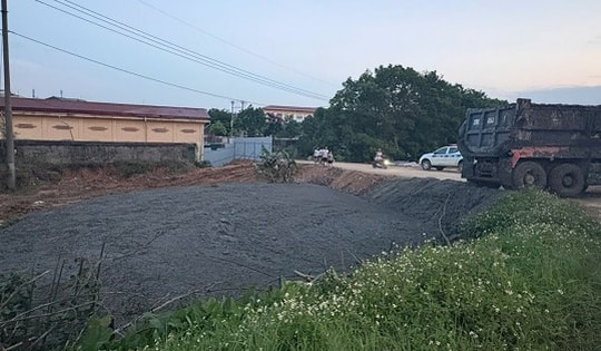 Bắt quả tang xe tải đổ bùn thải trái phép ra khu vực bờ đê
