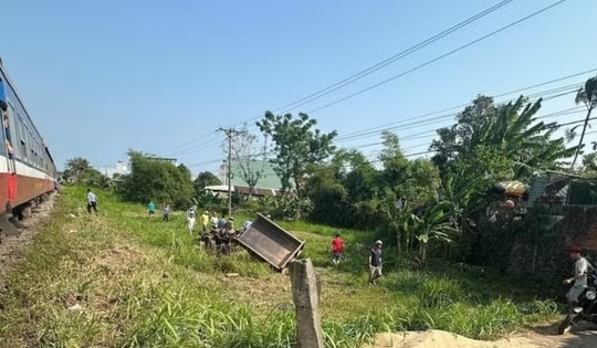 Kịp thời phát hiện cây đổ chắn đường sắt, tàu khách dừng khẩn cấp