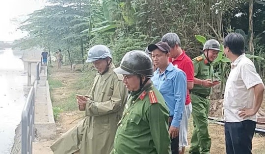 Cơ quan chức năng vào cuộc vụ người đàn ông đổ hàng loạt vỏ chai bia xuống sông ở Huế