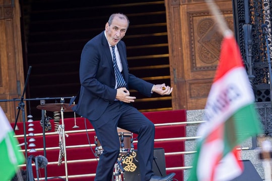 Hành động 'chưa từng thấy' của tân Bộ trưởng y tế Hungary