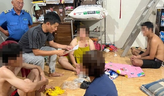 Đột kích phòng trọ, bắt quả tang người phụ nữ U60 cùng 3 người đang đánh bạc
