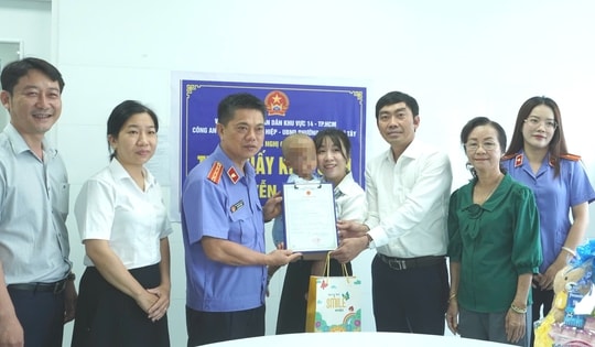 Bé 2 tuổi bị mẹ và cha dượng bạo hành được trao giấy khai sinh tại bệnh viện