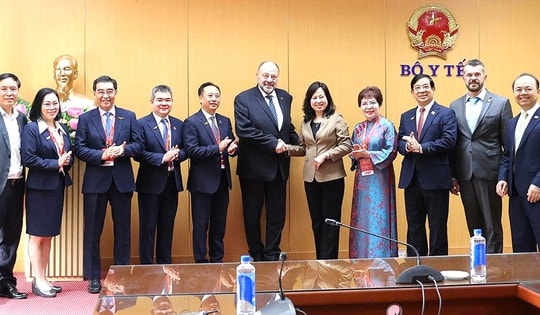 Bộ trưởng Bộ Y tế Đào Hồng Lan tiếp, làm việc với Chủ tịch Liên đoàn Nha khoa Thế giới
