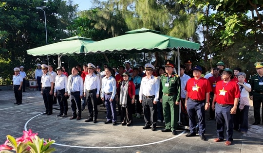 Thứ trưởng Trần Văn Thuấn: Sự cống hiến của cán bộ y tế ở Trường Sa là nguồn nội lực mạnh mẽ để phát triển hệ thống y tế biển đảo