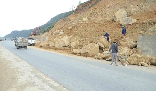 Xử lý điểm sạt lở nghiêm trọng trên tuyến ven biển Hà Tĩnh