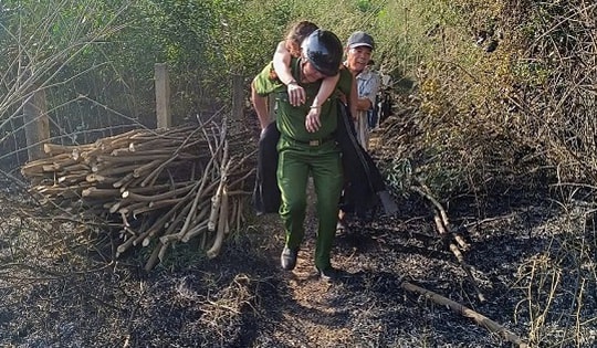Đà Nẵng: Ngọn lửa bùng phát do gió lớn, một phụ nữ suýt mất mạng khi đốt rác