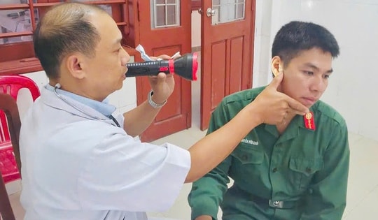 Khám sức khỏe định kỳ cho cán bộ, chiến sĩ tại đặc khu Cồn Cỏ
