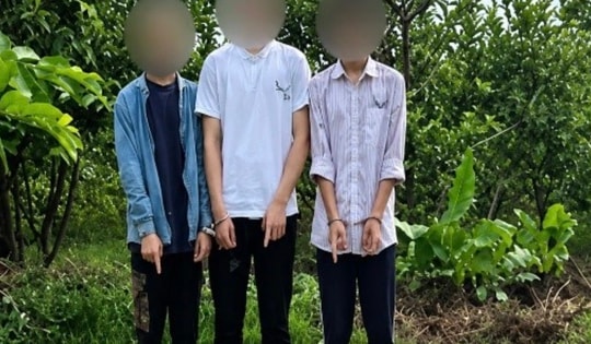 Bắt 4 thiếu niên chặn đường cướp xe máy trong đêm ở Hà Nội
