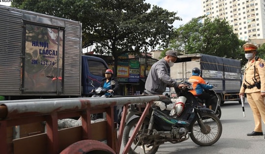 Quy định mới về chở hàng hóa trên ô tô, xe máy từ 1/7
