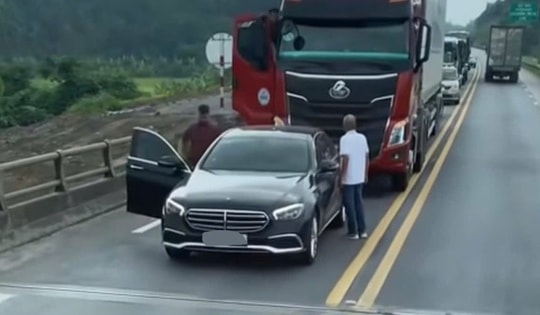 Xác minh vụ ô tô Mercedes dừng giữa cao tốc, chặn xe đầu kéo để 'lời qua tiếng lại'