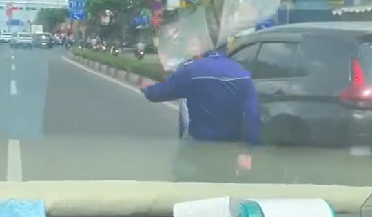CSGT xác minh clip 2 người đàn ông rượt đuổi, đánh nhau trên đường ở TPHCM