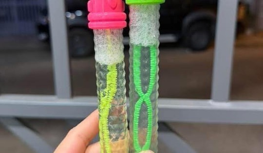 Cảnh báo ngộ độc với đồ chơi thổi bong bóng xà phòng