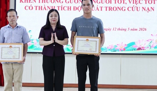 Khen thưởng 2 người cứu bé trai 10 tuổi đuối nước dưới ao