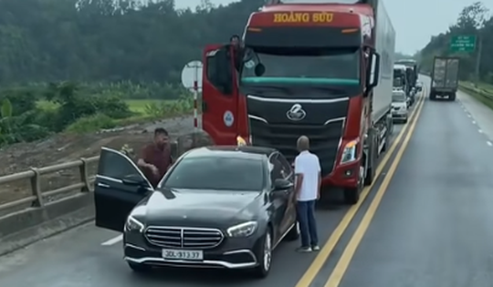 Bất ngờ lý do xe Mercedes chặn đầu phương tiện khác trên cao tốc Nội Bài - Lào Cai
