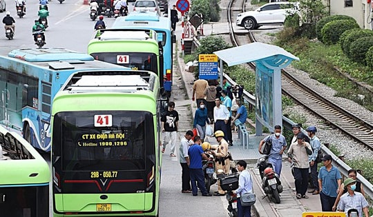 CSGT xử lý hàng loạt tài xế taxi, xe buýt vi phạm dừng đỗ khu vực Bệnh viện Bạch Mai