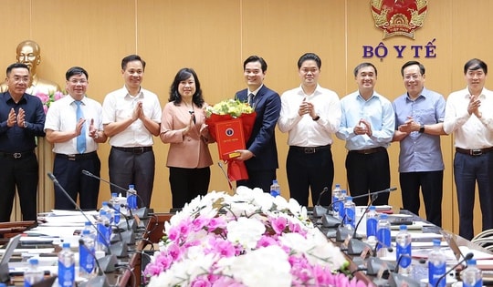 Bộ trưởng Bộ Y tế Đào Hồng Lan trao quyết định bổ nhiệm Cục trưởng Cục An toàn thực phẩm
