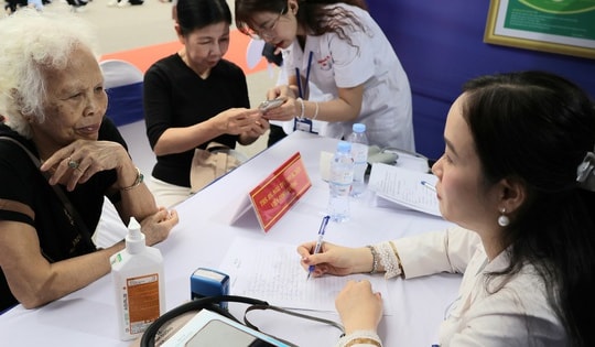 Khám định kỳ miễn phí để phát hiện sớm dấu hiệu bất thường, quản lý sức khỏe liên tục