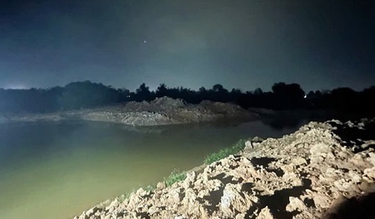 Chơi đùa bên hố nước công trường, 2 cháu nhỏ đuối nước thương tâm