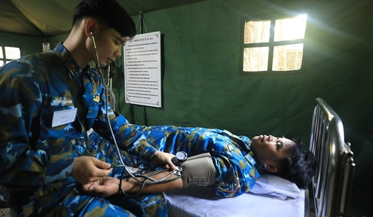 Lặng thầm chăm lo sức khỏe quân nhân dự bị giữa thao trường diễn tập