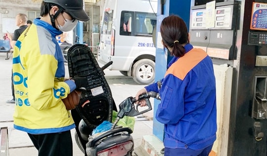 Giá xăng dầu đồng loạt giảm, RON95 còn 24.078 đồng/lít