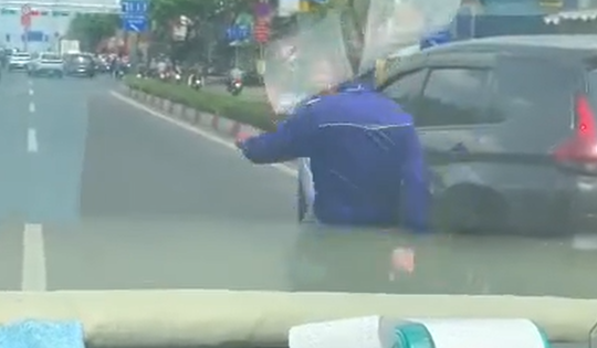 Công an TPHCM triệu tập 2 tài xế đánh nhau giữa đường Phạm Văn Đồng