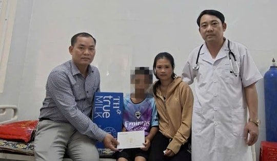 Bé trai nghi bị bạo hành ở Nghệ An được đưa đến cơ sở y tế thăm khám