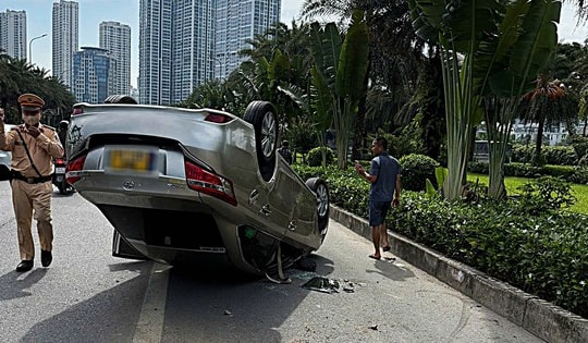 Ô tô ‘ngửa bụng’ tại Hà Nội sau sự cố bất ngờ