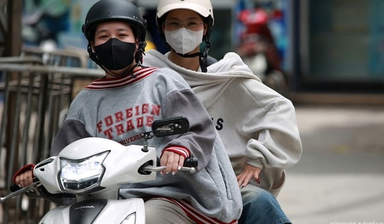 Hà Nội 'hầm hập' nắng nóng đầu mùa, người dân kín mít áo chống nắng ra đường