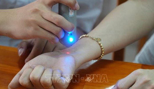 Nhóm học sinh Đồng Nai thiết kế thiết bị giúp xác định chính xác huyệt đạo