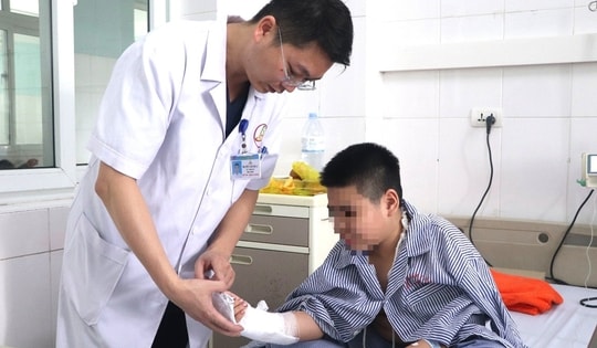 Nghịch dại đấm tay vào kính, bé trai 12 tuổi bị đứt mạch máu, gân cơ và thần kinh