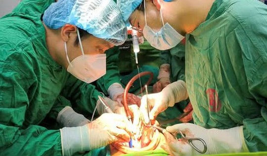 Cứu sống thiếu niên bị vết thương thấu bụng nguy kịch