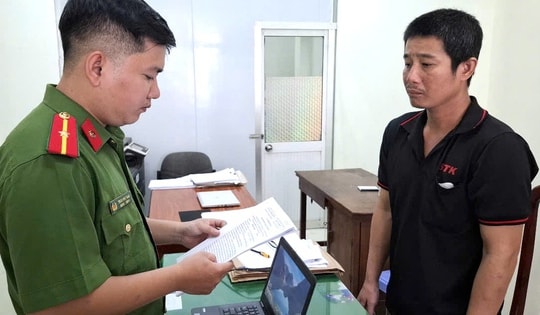 Khởi tố Huỳnh Văn Hoài vì trộm 2 đôi giày rồi mang về nhà cất giấu