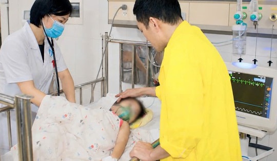 Cấp cứu bé gái 3 tuổi bị cổng sắt kẹp cổ