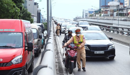 Cục CSGT bác thông tin không xử phạt người nước ngoài vi phạm giao thông tại Việt Nam