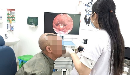 Đi nắng về rồi nhai đá lạnh, cụ ông rơi vào nguy kịch
