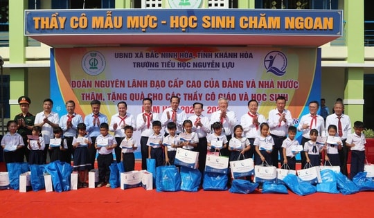 Đoàn công tác nguyên lãnh đạo Đảng, Nhà nước tặng quà học sinh hoàn cảnh khó khăn ở Đắk Lắk, Khánh Hoà