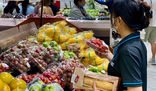 Tiểu thương lý giải mận hậu chưa vào vụ cao điểm nhưng giá siêu rẻ, chỉ từ vài nghìn đồng/kg