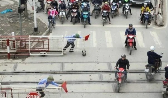 Quy định mới: Xe máy vượt tín hiệu đường sắt có thể bị phạt tới 6 triệu đồng