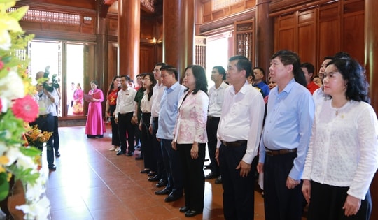 Bộ trưởng Bộ Y tế Đào Hồng Lan dâng hương tưởng niệm Chủ tịch Hồ Chí Minh
