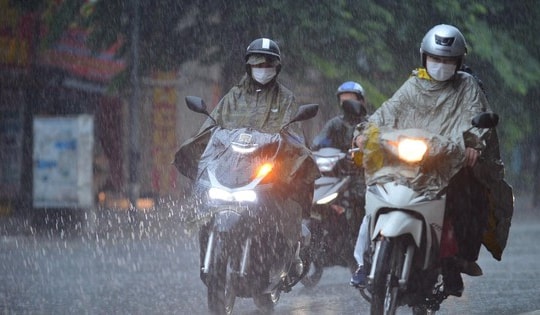 Miền Bắc kết thúc nắng nóng, mưa dông kèm nguy cơ lốc sét